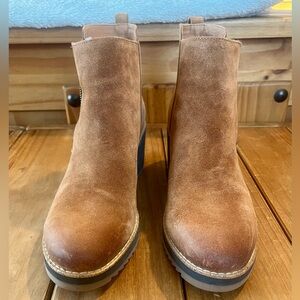 Sofft women’s size 8.5 waterproof wedge boots. Tan suede, never worn.